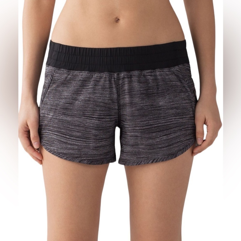 Lululemon Tracker Short IV (4-way Stretch 4") in Ice Grey Black Sz 6